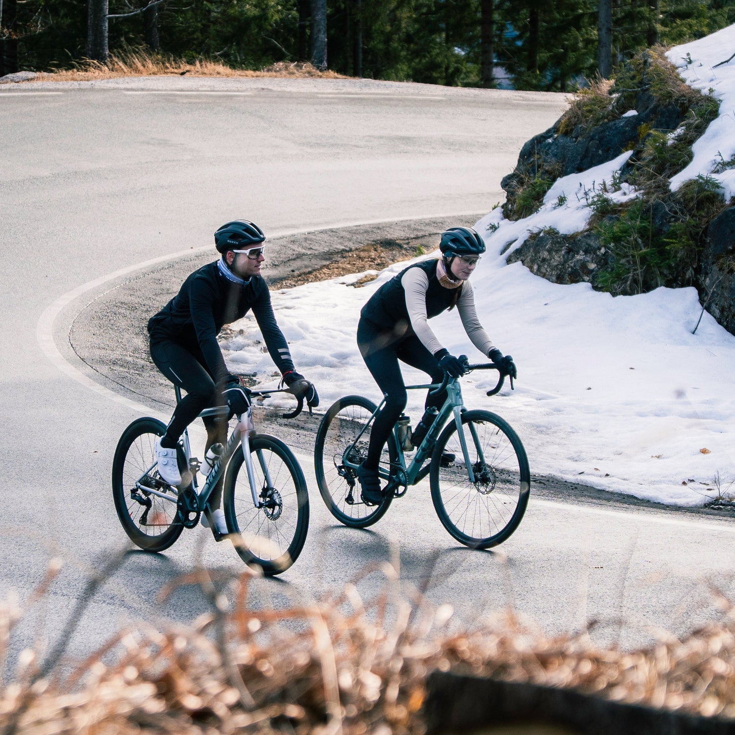 zwei Fahrradfahrer fahren nebeneinader auf einer Straße, sie tragen beide eine Fahrradbrillle mit Klarglas; Credits Elias Neier
