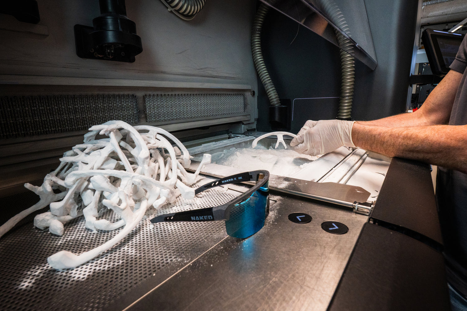 Die Einzelteile einer Sportbrille werden 3D gedruckt und händisch nachbearbeitet; Credits: Elias Neier