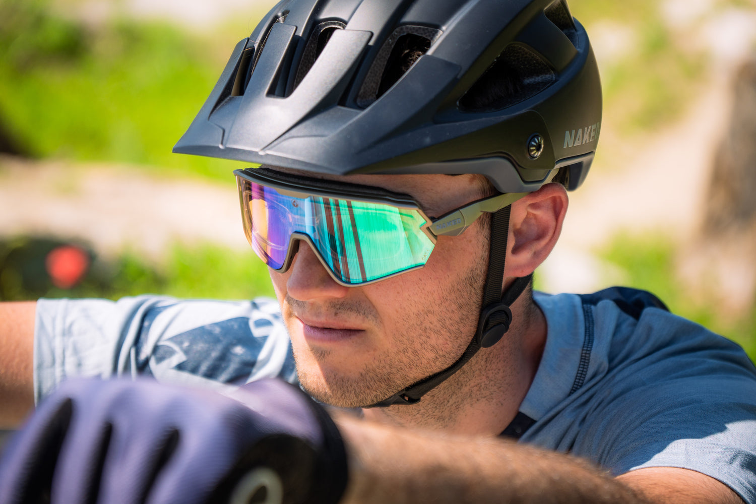 Ein Mountainbiker trägt eine Fahrradbrille für Brillenträger mit optischem Insert Clip; Credits Elias Neier