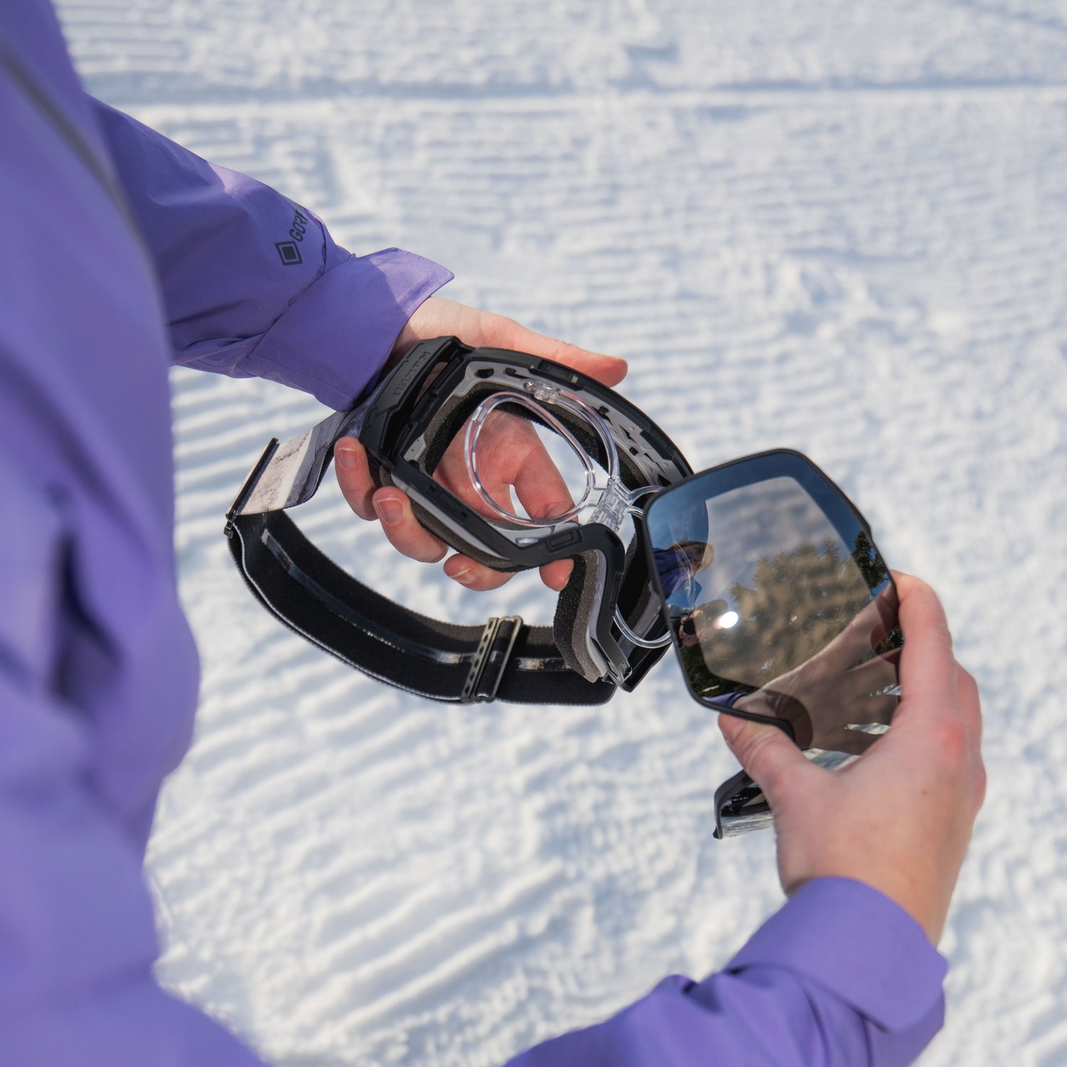 Ein optisches Insert wird in einer Skibrille angebracht, so wird sie in eine Skibrille mit Sehstärke verwandelt; Credits; Elias Neier