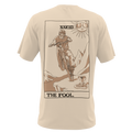 Scopri la maglietta “The Fool” di NAKED Optics: una maglietta unisex beige con un’illustrazione ispirata ai tarocchi che raffigura un ciclista, che ricorda Stevie Schneider, mentre salta sopra un serpente, con la scritta “THE FOOL”. Questa maglietta da ciclismo unica nel suo genere è perfetta per gli spiriti avventurosi che apprezzano lo stile stravagante e audace.