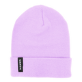 Die Beanie BASE von NAKED Optics ist eine pastellviolette Strickmütze aus weichem Acryl, die an der umgeschlagenen Krempe mit einem schwarzen NAKED-Etikett versehen ist, das sich vor einem weißen Hintergrund abhebt.
