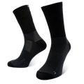 Une paire de chaussettes de vélo noires « Bikesocken Lite » de la marque NAKED Optics, dotées de bords-côtes et d'une texture semblable à celle d'une maille, présentées sur un fond blanc.