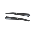 Twee zwarte plastic pootjes met het opschrift ‘NAKED’, voorzien van hoekige uitsparingen en afgebeeld tegen een witte achtergrond – deze Ersatzbügel SHYFT-reservepootjes van NAKED Optics zijn ontworpen als een strak en functioneel alternatief voor je sportzonnebril.