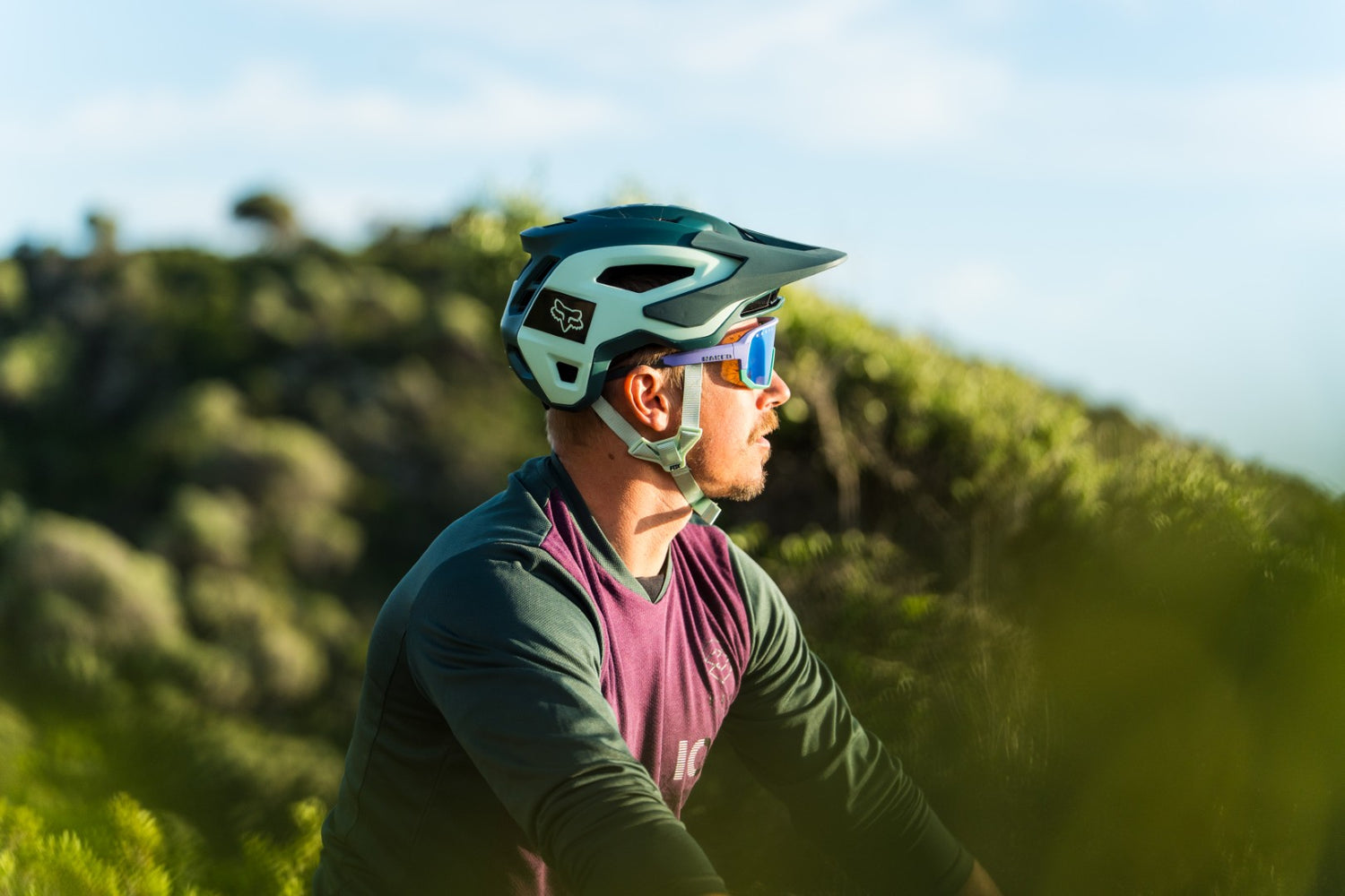Ein Mountainbiker sitzt auf seinem Fahrrad und schaut mit seiner blauen Fahrradbrille in die Ferne; Credits: Freddy