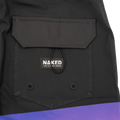 Pochette nera con patta, occhielli e un'etichetta con la scritta “NAKED Life is better Naked”, ispirata ai classici boardshorts da surf e realizzata in resistente tessuto elasticizzato in quattro direzioni per il massimo comfort: i boardshorts SHORE di NAKED Optics.