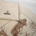Due magliette unisex beige di NAKED Optics: una con il logo del serpente “The Fool” e l’altra con l’illustrazione di un ciclista di mountain bike e del sole ispirata a Stevie Schneider — una maglietta imperdibile per gli appassionati di ciclismo.