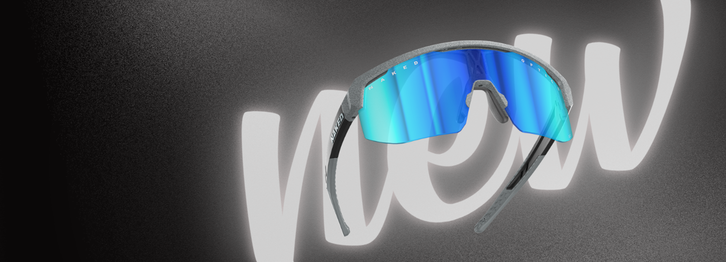 Eine Sportsonnenbrille mit blauen Gläsern, die vor einem leuchtenden neuen Schild auf dunklem Hintergrund schwebt.