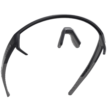 Schwarze Sport-Sonnenbrille von NAKED Optics mit abnehmbarem Nasensteg auf weißem Hintergrund.