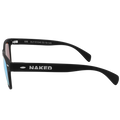 Die SWOOP von NAKED Optics ist eine schwarze Sonnenbrille mit dem weißen „NAKED“-Aufdruck auf dem Bügel, die über polarisierte Gläser für verbesserte Sichtklarheit und UV-Schutz verfügt und hier von der Seite auf weißem Hintergrund abgebildet ist.