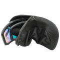 Una custodia NAKED Optics in rete nera con cerniera per lenti intercambiabili contiene in modo sicuro un paio di occhiali da sci a specchio con lenti blu.