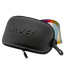 Das schwarze, strukturierte NAKED Optics Skibrillen-Etui mit geprägtem Branding deckt ein reflektierendes, mehrfarbiges Visier teilweise ab - ein ideales Etui für Ersatzgläser.