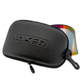 Una custodia nera con cerniera recante la scritta “NAKED Optics” — l’Etui für Wechselgläser — è posizionata davanti a una visiera per occhiali da sci NAKED Optics ad alte prestazioni con lenti color arcobaleno, che è parzialmente visibile dietro di essa.