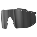 Das Ersatzglas „SHYFT“ von NAKED Optics ist eine schwarze, umlaufende Einzellinse mit den Aufdrucken „OPTICS“ und „CAT.4“ auf der Oberfläche. Es verfügt über polarisierte Gläser für verbesserte Klarheit und UV-Schutz.