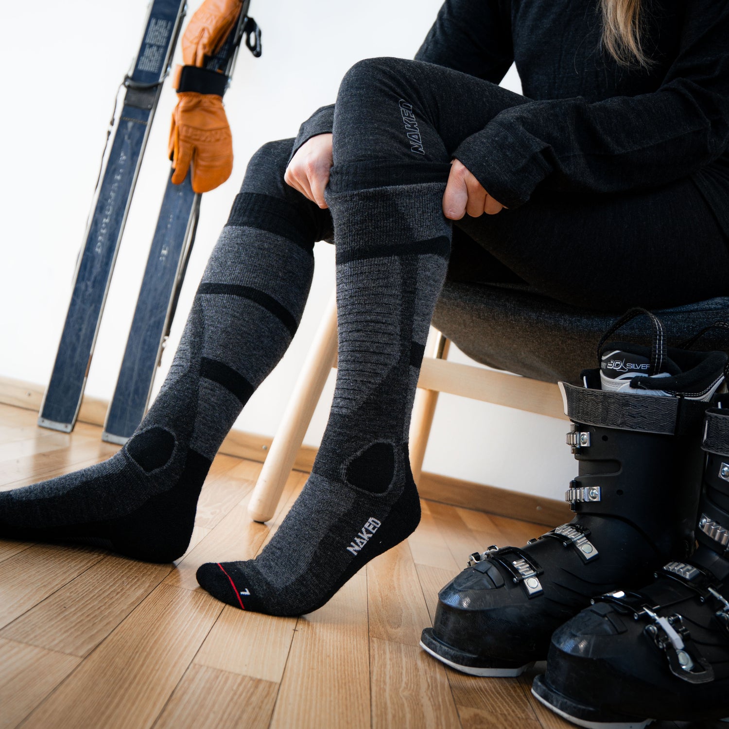 Eine person zieht gerade ihre Merino Skisocken an; Credits: Elias Neier
