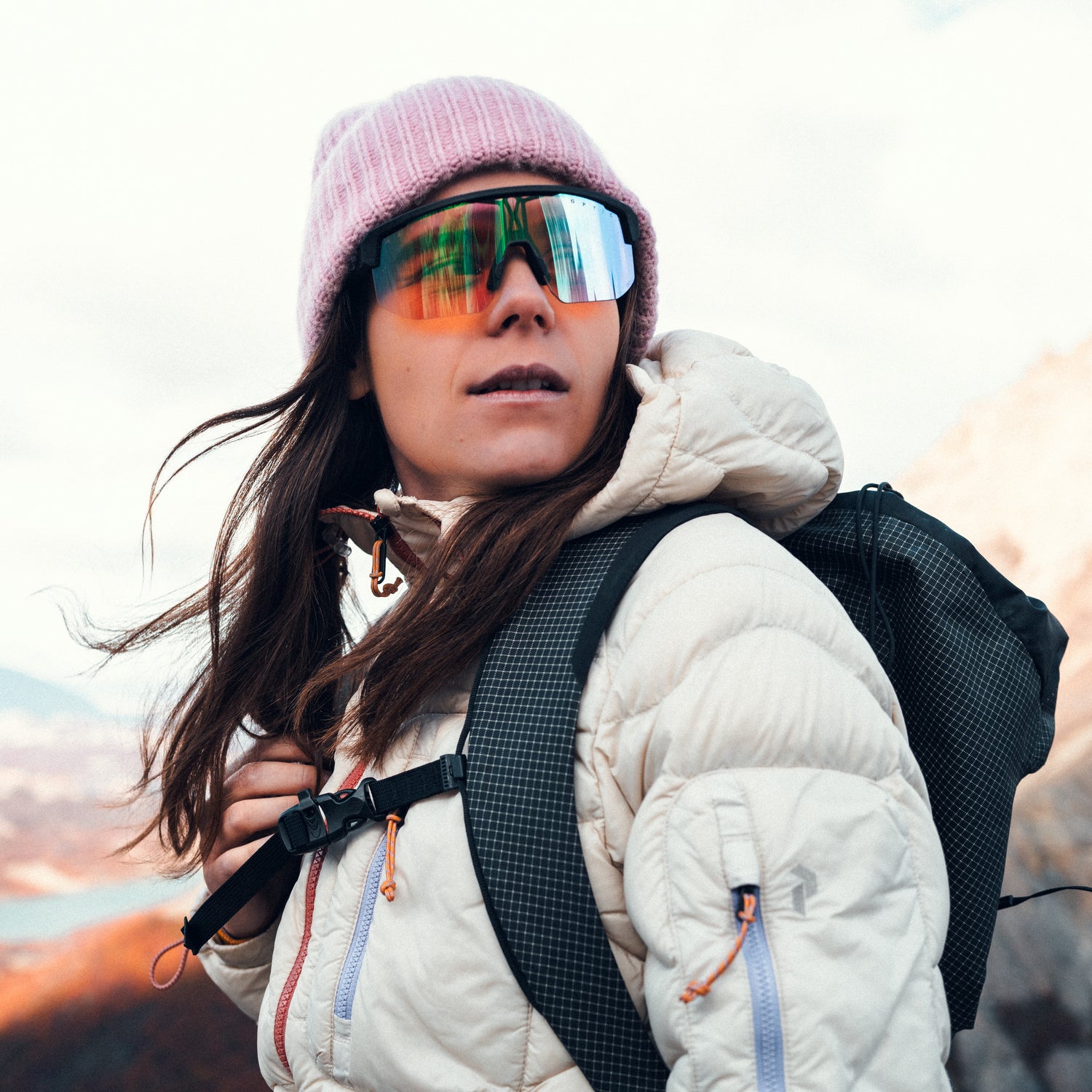 Eine Wanderein schaut in die Ferne und trägt ihre Sportbrille; Credits: Mathäus Gartner