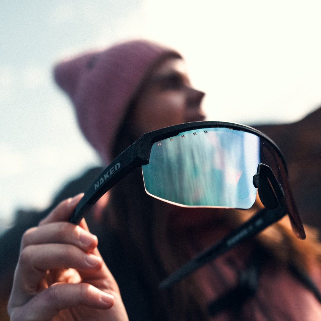 Eine Frau hält ihre Sportbrille in die Kamera; Credits: Mathäus Gartner