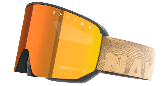 Skibrille mit orangefarbenen Gläsern, einem hellbraunen Riemen mit auffälliger Beschriftung und einem schwarzen Schaumstoffrand.