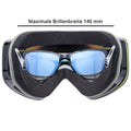 Die Skibrille The TROOP EVO von NAKED Optics verfügt über blaue Gläser auf der Innenseite und trägt die Beschriftung „Maximale Brillenbreite 140 mm“. Dank ihrer Anti-Fog-Beschichtung bietet die Brille klare Sicht auf der Piste.