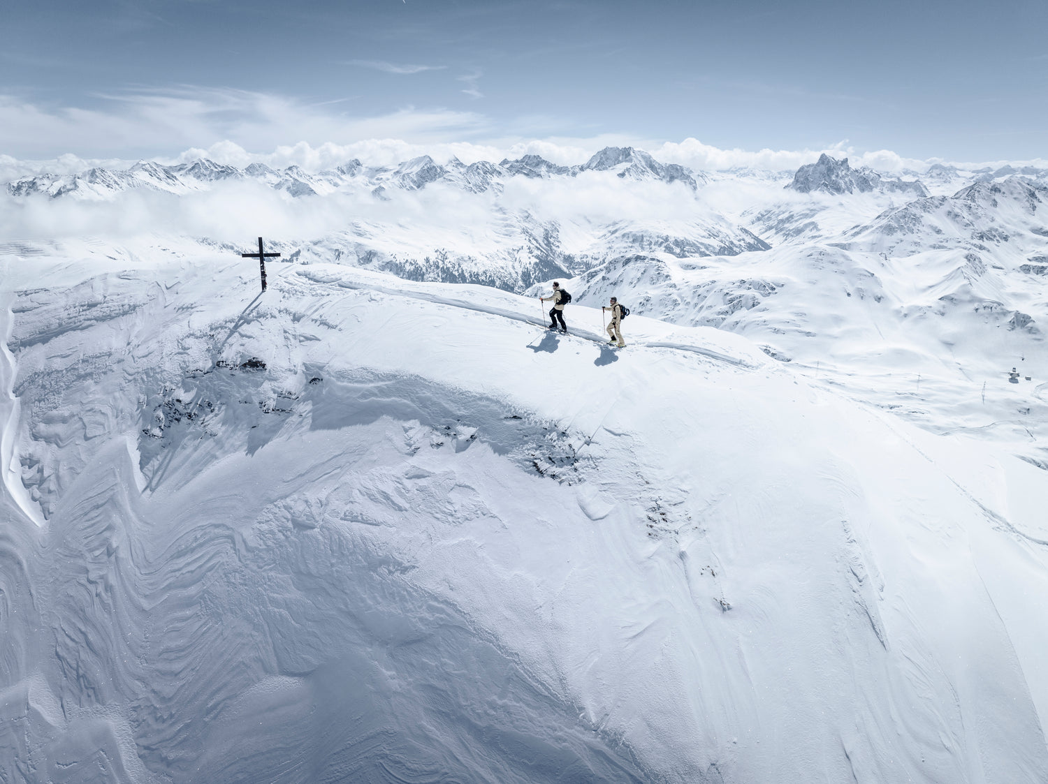 Zwei Skitourengeher besteigen einen hochalpinen Gipfel; Credits: Patrick Bätz