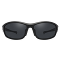 Les lunettes de soleil enveloppantes RAVE noires à verres foncés.