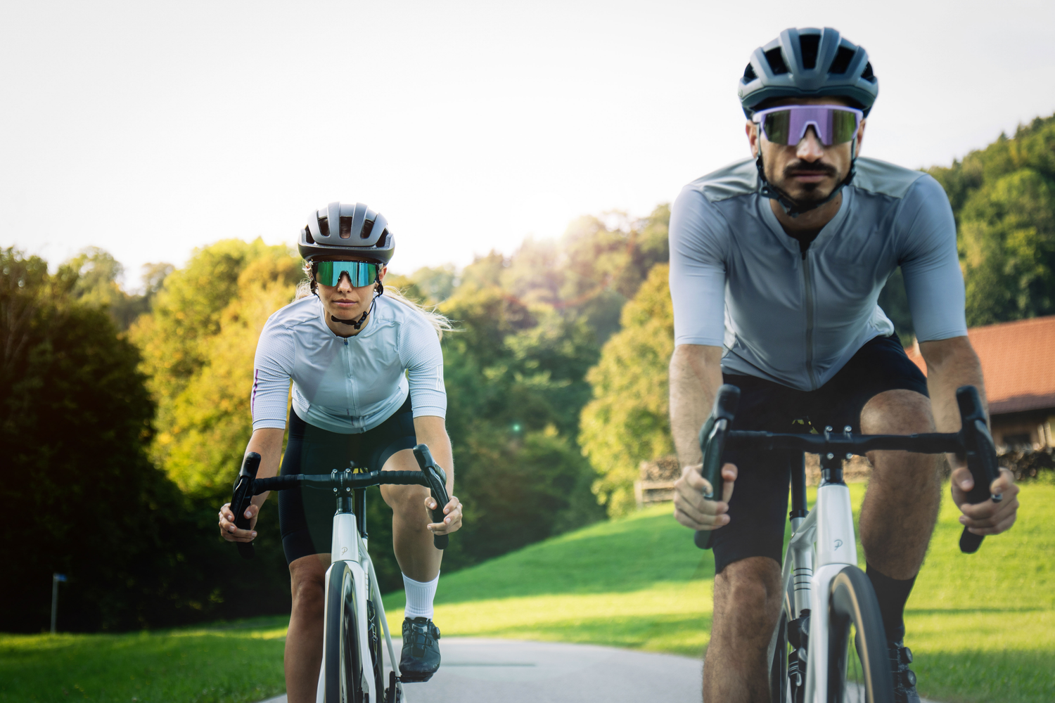 Ein Paar fährt Rennrad und trägt eine schnelle Brille zusammen mit einem Fahrradhelm; Credits: Elias Neier