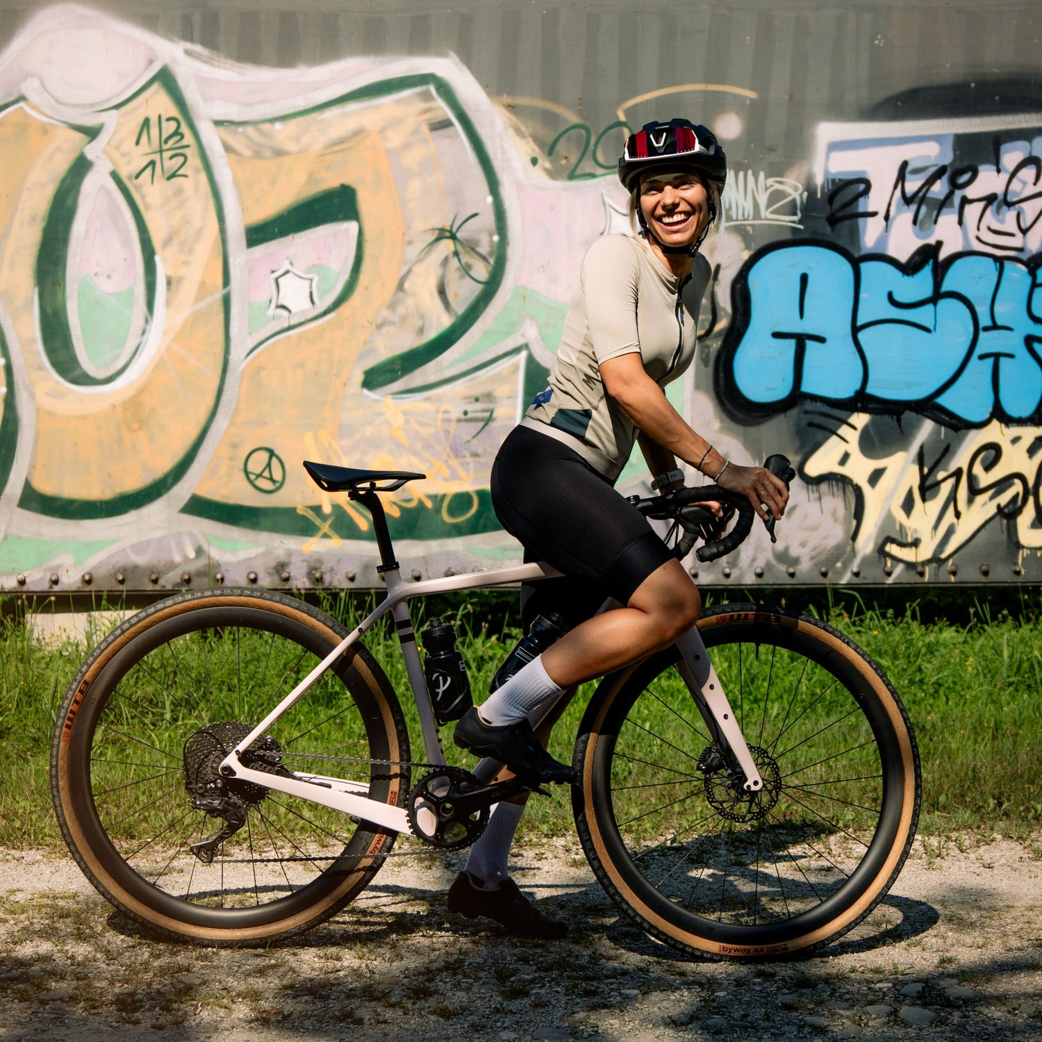 Eine junge Radfahrerin lehnt an ihrem Rad und schaut hinter sich; Credits: Elias Neier