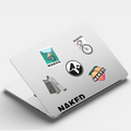 Ein silberner Laptop, verziert mit fünf bunten Aufklebern aus dem NAKED Optics-Aufkleberset, die sich durch einzigartige Designs („individuelle Motive“) auszeichnen und am unteren Rand das Wort „NAKED“ in fetten schwarzen Buchstaben tragen – ein echtes Statement im NAKED-Stil.