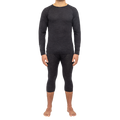 Ein Mann steht barfuß vor einem weißen Hintergrund und trägt ein farblich passendes dunkles Langarm-Thermoshirt sowie eine passende Thermohose. Das Set „NAKED Optics Thermo-Unterwäsche Herren (100 % Merinowolle)“ bietet außergewöhnlichen Tragekomfort und Wärme und eignet sich daher perfekt für den Alltag oder als leistungsstarke Funktionswäsche aus Merinowolle für Outdoor-Abenteuer.
