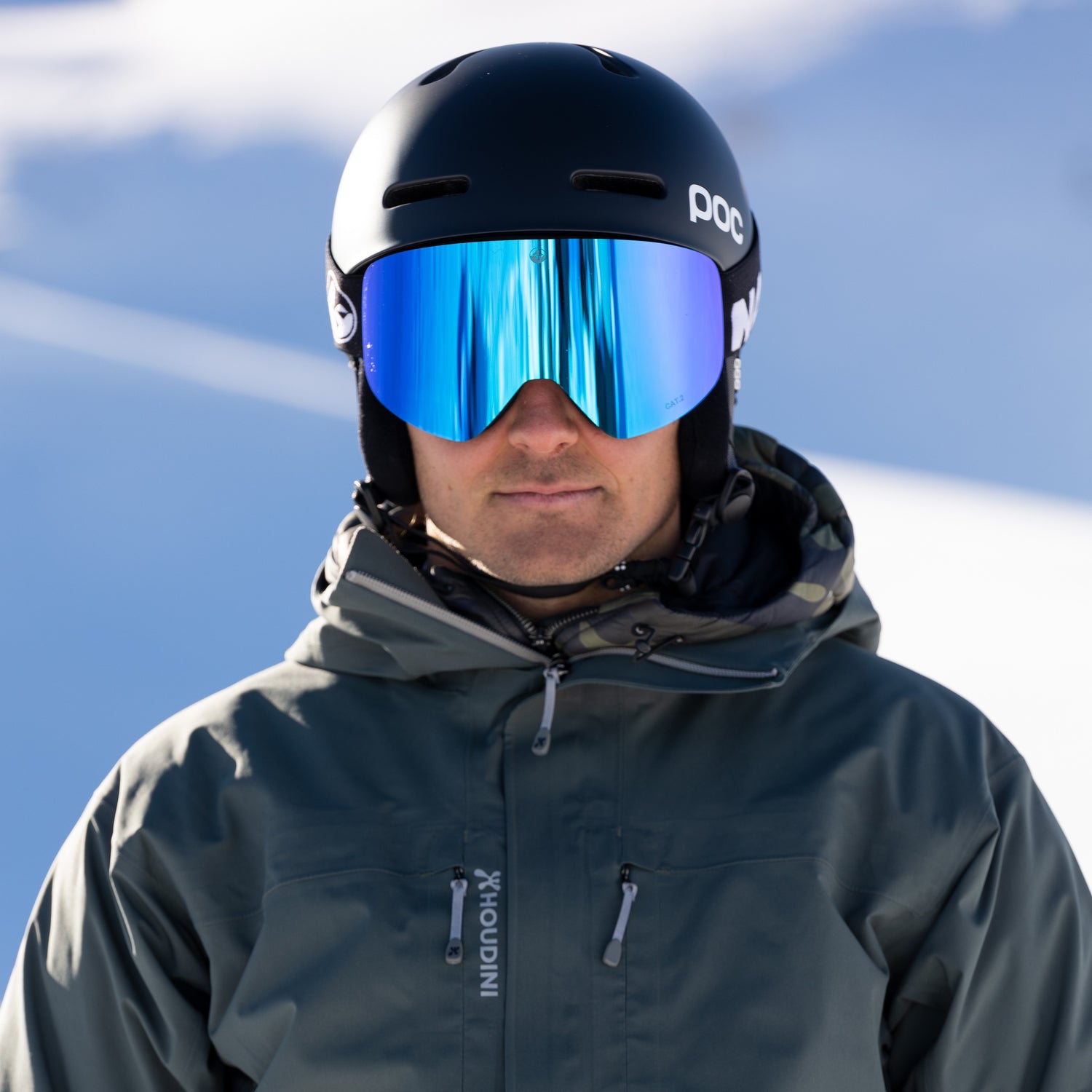 Ein Mann in Skiausrüstung blickt durch seine Skibrille in die Kamer; Credits: Florian Dorn