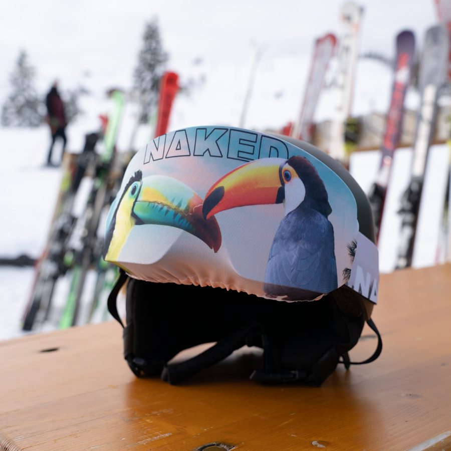 Ein Skihelm steht auf einer Bierbank, auf dem Helm hängt eine Skibrille, die mit einem Skibrillenschutz bedeckt ist; Credits: Hannah Neuhauser