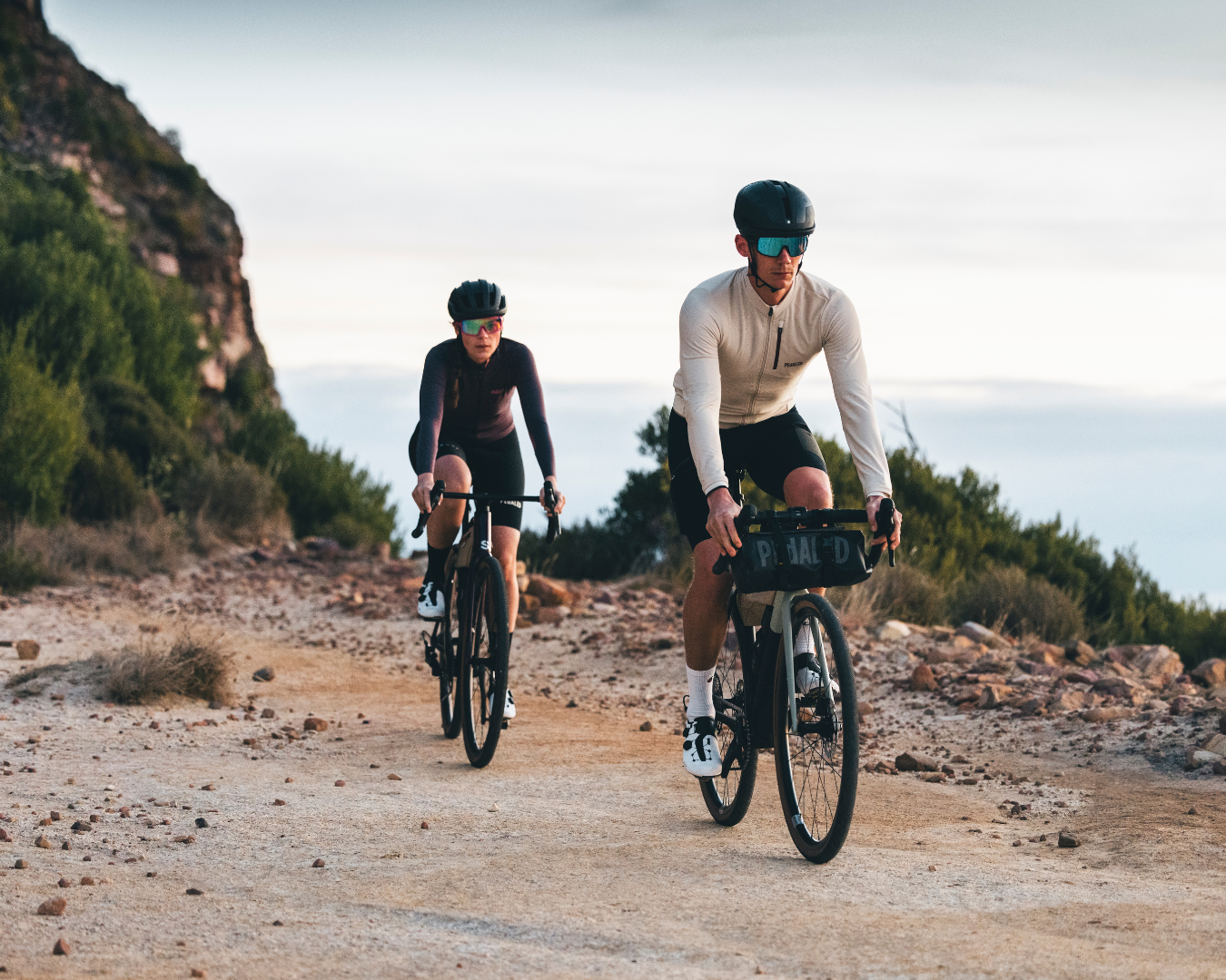Ein Mann und eine Frau fahren auf ihrem Grevalbike an der Küste entlang. Credits: Mathäus Gartner