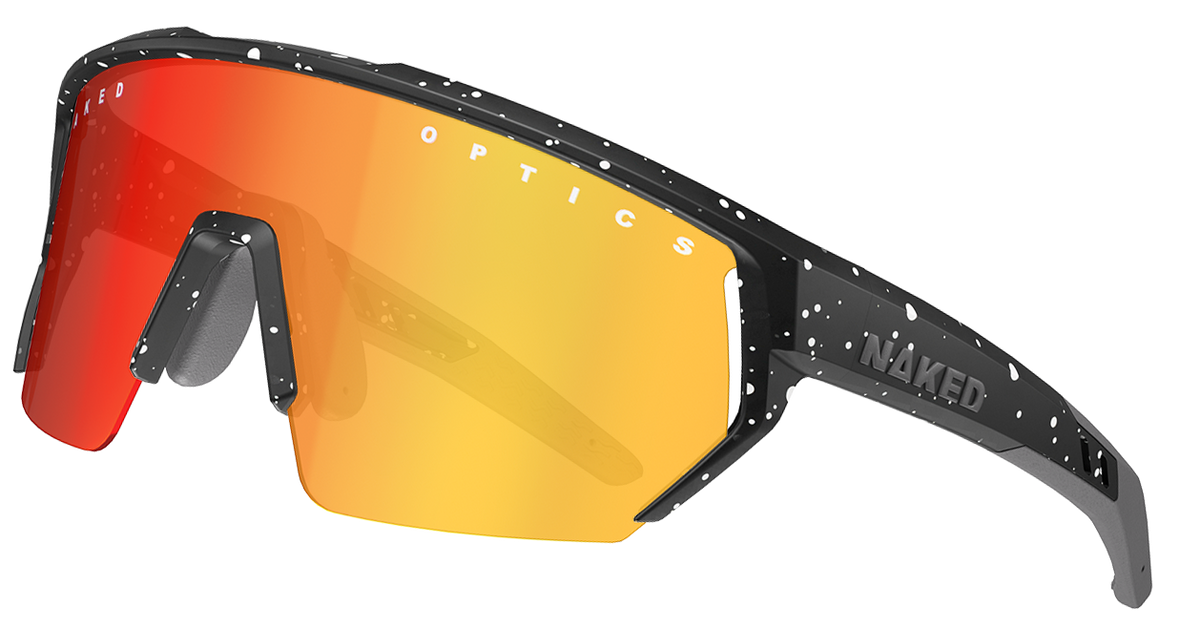 Schwarze Sportsonnenbrille mit orangefarbenen verspiegelten Gläsern und weißen Sprenkeln, an der Seite mit dem Schriftzug „NAKED OPTICS“.