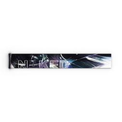 Ein rechteckiges Motiv mit dem NAKED Optics-Logo in schillernden Buchstaben auf einem dunklen, glänzenden, abstrakten Hintergrund verkörpert den markanten und dynamischen Stil des Extra Strap (45 mm) für die Modelle FORCE EVO, TROOP EVO, STORM, NOVA, SOLAR und ZEND – und verkörpert damit die für NAKED Optics-Ausrüstung charakteristische Hochleistungsenergie.