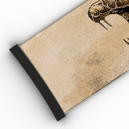 Nahaufnahme einer aufgerollten Yogamatte mit einer Teilabbildung eines Schlangenkopfes und von Giftzähnen auf hellbraunem Hintergrund, mit markanten Designelementen, die vom 45-mm-Extra-Armband für FORCE EVO, TROOP EVO, STORM, NOVA, SOLAR und ZEND von NAKED Optics inspiriert sind.