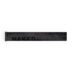 Ein schwarzer, rechteckiger Zubehörriemen, auf dessen Oberfläche das Wort „NAKED“ teilweise zu erkennen ist, das an das schlanke Design der FORCE EVO-Linie von NAKED Optics erinnert und auf weißem Hintergrund abgebildet ist.