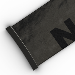Schwarzes Skibrillenband mit einem teilweise hervorgehobenen „N“-Logo, einem geschwungenen Metallverschluss und einem dunklen Marmormuster auf weißem Hintergrund – ideal als Zusatzband (45 mm) für Ihre NAKED Optics FORCE EVO, TROOP EVO, STORM, NOVA, SOLAR oder ZEND Skibrille.