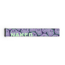 Ein rechteckiges 45-mm-Skibrillenband von NAKED Optics mit dem Schriftzug „NAKED“ und einem Muster aus violetten Smileys auf grauem Hintergrund, entworfen als auffälliges Zusatzband – das perfekte „Ersatzstraps“-Zubehör für die Skibrillen FORCE EVO, TROOP EVO, STORM, NOVA, SOLAR und ZEND-Skibrillen.