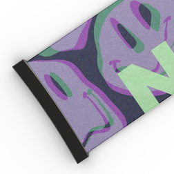 Eine teilweise sichtbare, aufgerollte Yogamatte zeigt ein abstraktes Muster aus violetten und grünen lächelnden Gesichtern, das an die verspielten Designs erinnert, die häufig auf den Skibrillenband-Accessoires von NAKED Optics zu finden sind, wie beispielsweise beim Extra Strap – FORCE EVO, TROOP EVO, STORM, NOVA, SOLAR, ZEND (45 mm). Weißer Hintergrund.