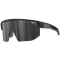 Die SHYFT von NAKED Optics ist eine schwarze Sportsonnenbrille mit einer einzigen großen Linse und dem Markenlogo auf dem Rahmen – dank fortschrittlicher Techniken zur Passformoptimierung ideal für alle, die individuell angepasste Sportbrillen suchen.