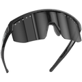 Die SHYFT von NAKED Optics ist eine schwarze Sportsonnenbrille mit abgewinkelten Bügeln und verspiegelten Gläsern, auf deren Rahmen das Markenlogo zu sehen ist. Dank der Passform-Optimierung, die von individuell angepassten Sportbrillen inspiriert ist, bietet die SHYFT maximalen Komfort und einen sicheren Sitz bei jeder Aktivität.