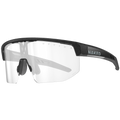 Die SHYFT von NAKED Optics ist eine transparente Sportsonnenbrille mit einer einteiligen Schildscheibe und einem schwarzen Rahmen, auf dessen Bügel das NAKED-Logo angebracht ist. Dank innovativer Passform-Optimierung und 3D-Druck-Technologie bieten diese individuell angepassten Sportbrillen eine maßgeschneiderte Passform für maximalen Komfort bei jeder Aktivität.