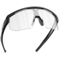 Die SHYFT-Sportsonnenbrille von NAKED Optics verfügt über einen schwarzen Rahmen und klare, umlaufende Gläser, die hier aus einem schrägen Blickwinkel zu sehen sind. Dank der innovativen Passform-Optimierung bieten diese individuell angepassten Sportbrillen unvergleichlichen Tragekomfort und Halt bei intensiven Aktivitäten.