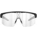 Die SHYFT von NAKED Optics sind sportliche, rahmenlose Sonnenbrillen mit klaren Gläsern und einem schwarzen Oberbügel, hier von vorne auf weißem Hintergrund abgebildet – diese individuell angepassten Sportbrillen wurden im Hinblick auf eine Passformoptimierung entwickelt, um maximalen Komfort und optimale Leistung zu gewährleisten.