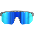 Gli occhiali da sole sportivi SHYFT di NAKED Optics presentano lenti a specchio blu e una montatura grigia con il logo del marchio lungo il bordo superiore. Grazie alla tecnologia Passform-Optimierung, questi occhiali sportivi regolabili individualmente garantiscono il massimo comfort e le migliori prestazioni per ogni atleta.