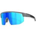La linea SHYFT di NAKED Optics propone occhiali da sole sportivi con lenti a specchio blu, montatura grigia e il caratteristico logo NAKED sulla stanghetta nera. Offrono non solo stile, ma anche soluzioni personalizzate per occhiali sportivi. Prova un comfort superiore grazie all’innovativa ottimizzazione della vestibilità, che garantisce una perfetta aderenza di The SHYFT: l’ideale per ogni stile di vita attivo.