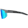 Vista laterale del modello SHYFT di NAKED Optics, caratterizzato da una silhouette sportiva con lenti a specchio blu e il logo NAKED sulla montatura nera. Dotati della tecnologia Passform-Optimierung per una vestibilità sicura e confortevole, questi occhiali sportivi regolabili individualmente combinano innovazioni di design all’avanguardia con uno stile moderno.