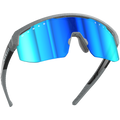 Gli SHYFT di NAKED Optics sono occhiali da sole sportivi caratterizzati da lenti blu a specchio, montatura grigia e il marchio NAKED ben visibile sulle stanghette e sulle lenti. Progettati con la tecnologia Passform-Optimierung per un comfort migliorato, questi occhiali sportivi personalizzati garantiscono una vestibilità perfetta per ogni atleta.