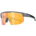 Gli SHYFT di NAKED Optics sono occhiali da sole sportivi caratterizzati da lenti riflettenti arancioni, montatura in schiuma grigia e il marchio distintivo NAKED Optics sul lato. Offrono occhiali sportivi personalizzati per un’ottimizzazione superiore della vestibilità.