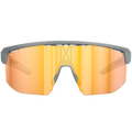 I modelli SHYFT di NAKED Optics sono occhiali da sole sportivi con lenti a specchio arancioni, montatura grigia e logo NAKED OPTICS sul bordo superiore. Dotati della tecnologia Passform-Optimierung per il massimo comfort, questi occhiali sportivi personalizzati combinano perfettamente stile e funzionalità.